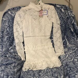 Boohoo White Lace Formal Women’s Dress a beautiful dress perfect  for Homecoming